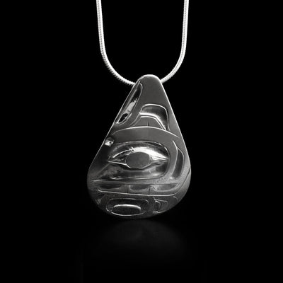 This orca pendant has the head of an orca facing the right in the centre with a dorsal fin on top and its body underneath.