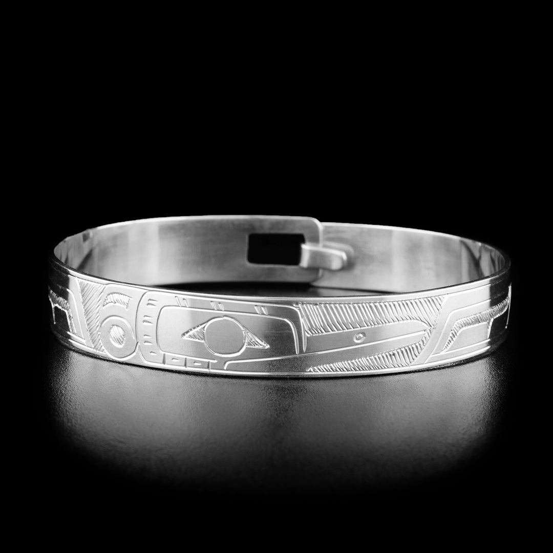 This hummingbird bracelet has the profile of a hummingbird's head facing the right in the center of the bracelet. The wings of the bird are on both sides.