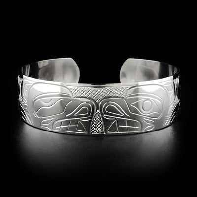This bear bracelet depicts the heads of two bears facing each other in the centre.