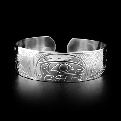 This orca bracelet depicts the head of an orca facing the right in the center of the bracelet.