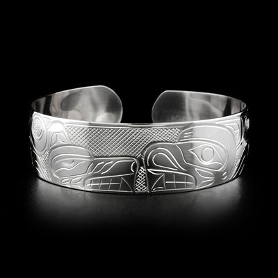 This wolf and bear bracelet depicts the head of a wolf on the left facing the head of a bear on the right all in the centre of the cuff.