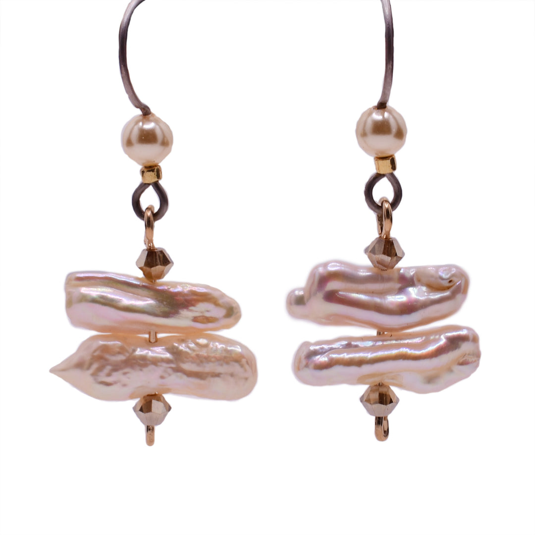 Dangle earrings made of Swarovski crystal, freshwater pearls and crystal pearls. Titanium hooks. By Honica.
