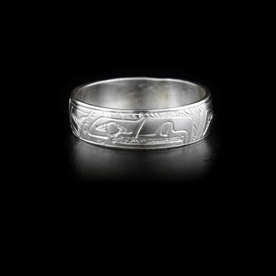 Sterling silver ring depicting an eagle with a 0.25” wide band.