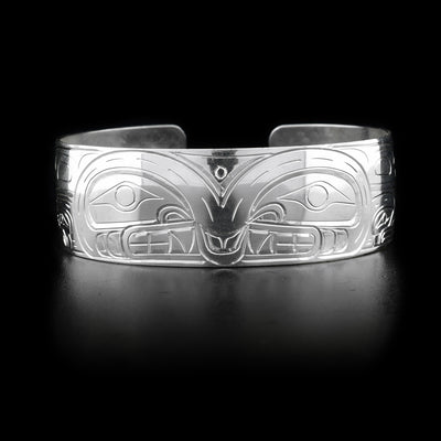 Two orca heads meet in the middle to create the frontal view of a single orca. Hand-carved by Kwakwaka’wakw artist William Cook.