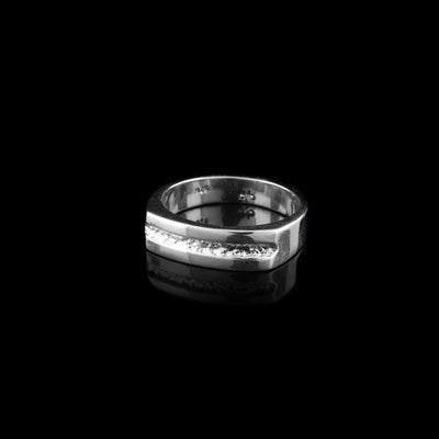 Ring is smooth all the way around and has squared top. Textured indent goes all the way across the top.