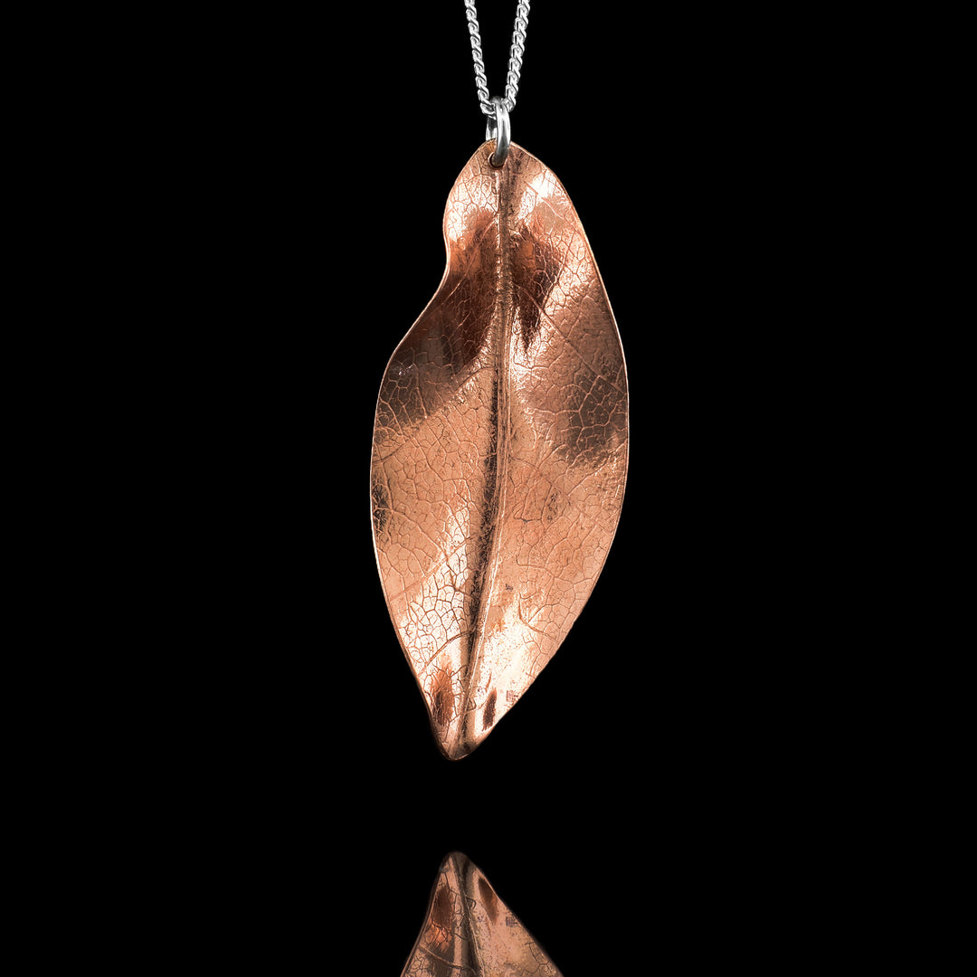 The copper leaf necklace realistic pendant has been expertly shaped and carved, featuring beautiful textures and gentle folds across its leaf shape.