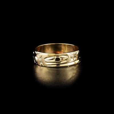 Dazzling raven ring hand-carved by Indigenous artist Ivan Thomas. Made of 14K gold. Band has width of 0.25". Size 10.5.