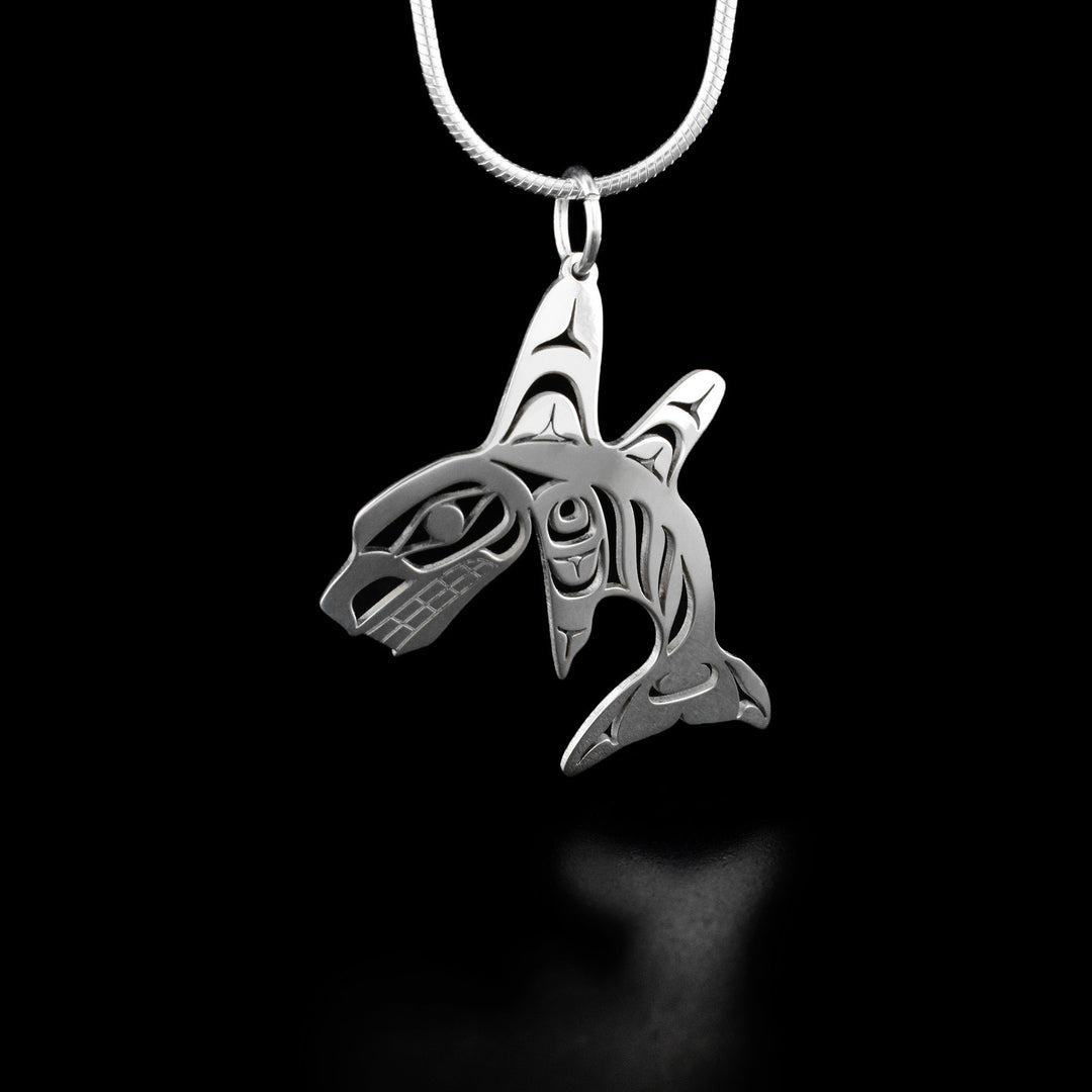 The design of this orca pendant is that of a full killer whale with two fins on its back.
