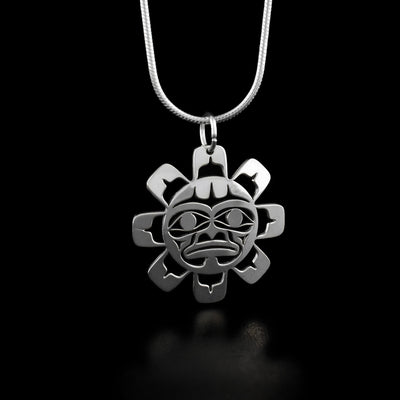 This sun pendant depicts the face of a sun in the center of the pendant with eight symmetrical sun rays on the perimeter.