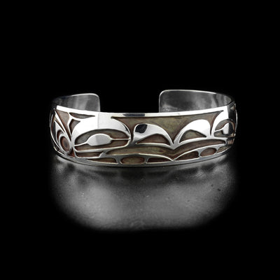 The center of this raven bracelet has the profile of two raven head's facing each other with open beaks.
