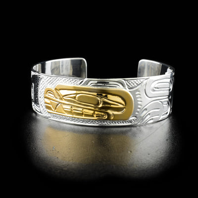 The center of this bear bracelet has the profile of a bear's head made from 14k yellow gold facing the left. The bear has a short snout and snarling teeth.