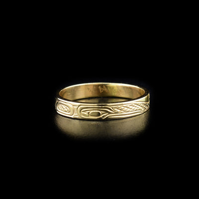 This hummingbird ring depicts the head of a hummingbird facing the right with the background cross-hatched.