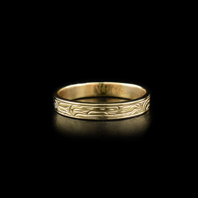 This gold ring depicts the head of a wolf facing the right. The wolf has a long, narrow snout and its teeth are showing.