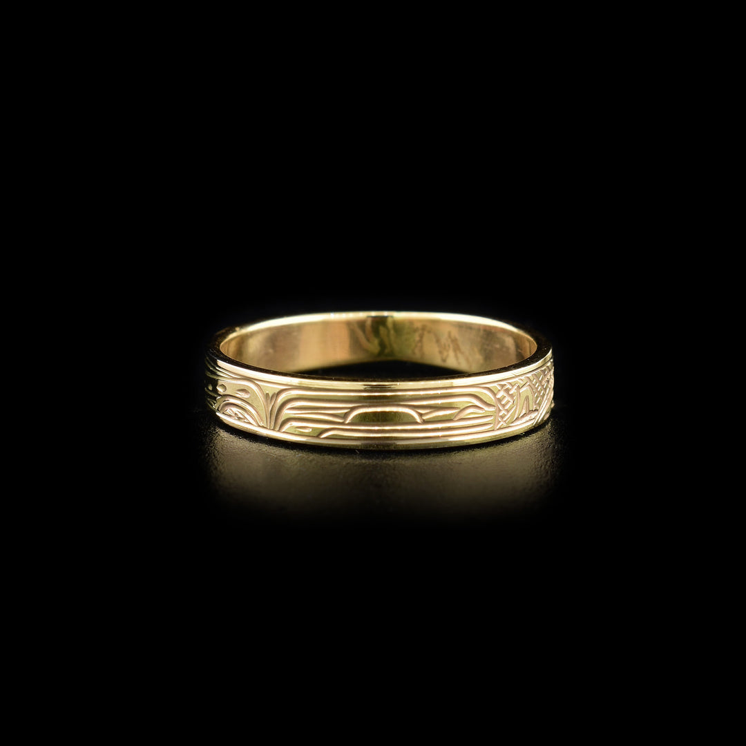 This gold ring depicts the head of an orca facing the right. Behind the head the animal's body has been carved with its long tail.