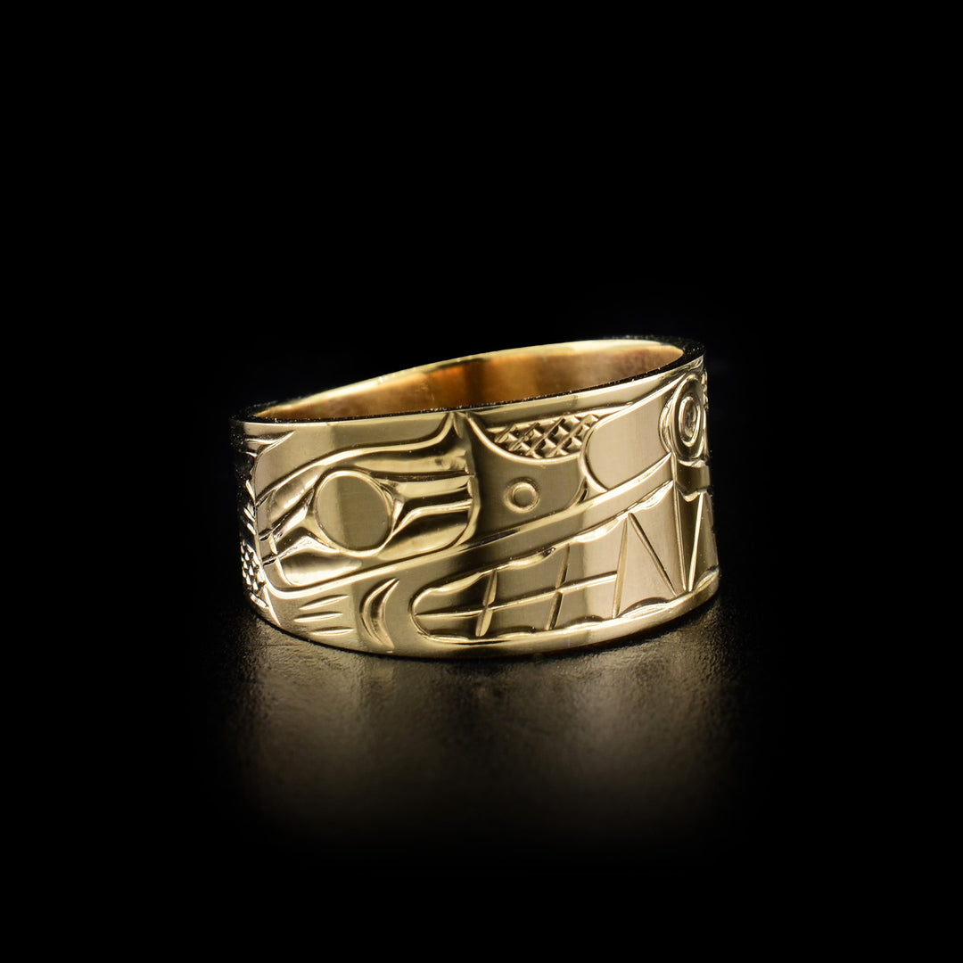 This Bear and Wolf ring is made from 14K gold and the band is tapered. There are depictions of the Bear and the Wolf carved into the surface of the band. The Legends are depicted facing each other. 