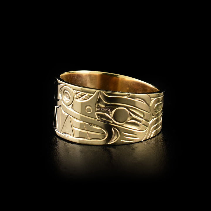 This Bear and Wolf ring is made from 14K gold and the band is tapered. There are depictions of the Bear and the Wolf carved into the surface of the band. The Legends are depicted facing each other. 
