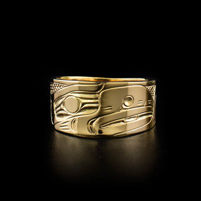 This gold ring depicts the head of a raven facing the right in the center of the ring. The raven has a long, wide beak. The back of the ring is tapered.