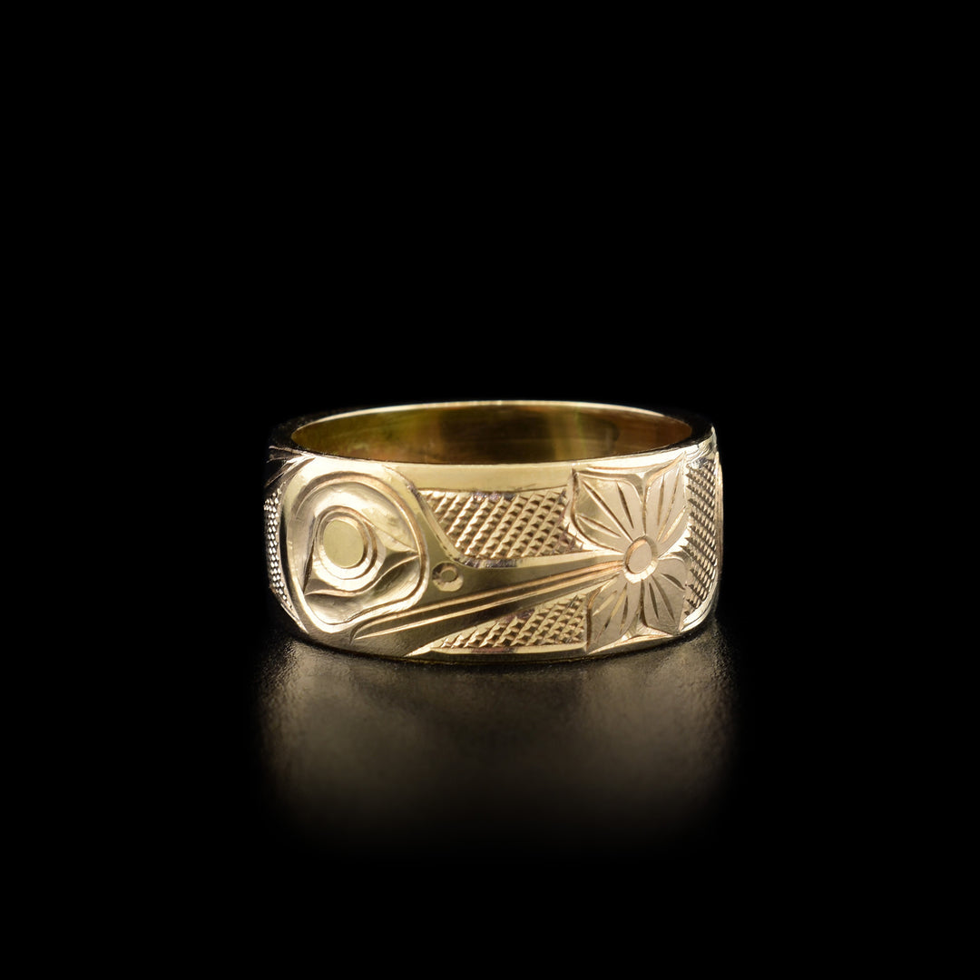 This hummingbird ring has the head of the hummingbird facing the right with its beak drinking from a flower in the center.