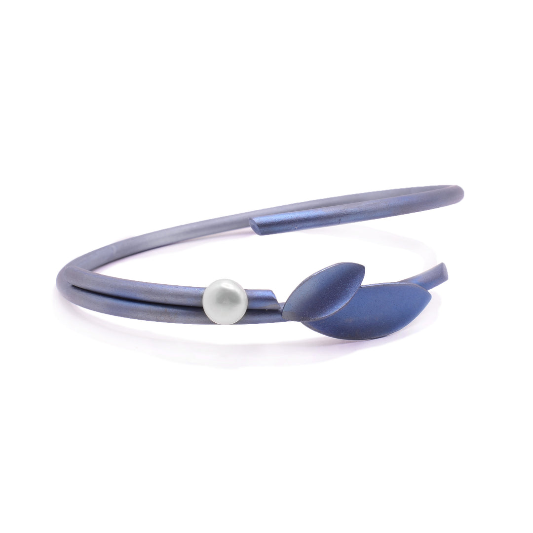 This beautiful titanium bracelet bangle is made from blue titanium wire that does not connect at the end. There are two leaf designs at one end of the bracelet and a pearl behind the leaf details.