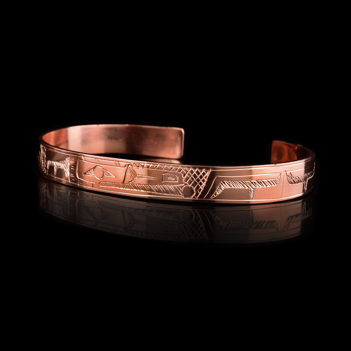 This Raven bracelet has a single, thin band that is made form copper and has a gap in the back. The head of the raven is in the center of the band and is depicted at a side profile. The legend is depicted across the rest of the band.