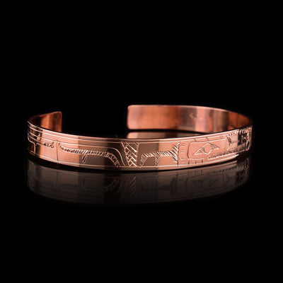 This Raven bracelet has a single, thin band that is made form copper and has a gap in the back. The head of the raven is in the center of the band and is depicted at a side profile. The legend is depicted across the rest of the band.