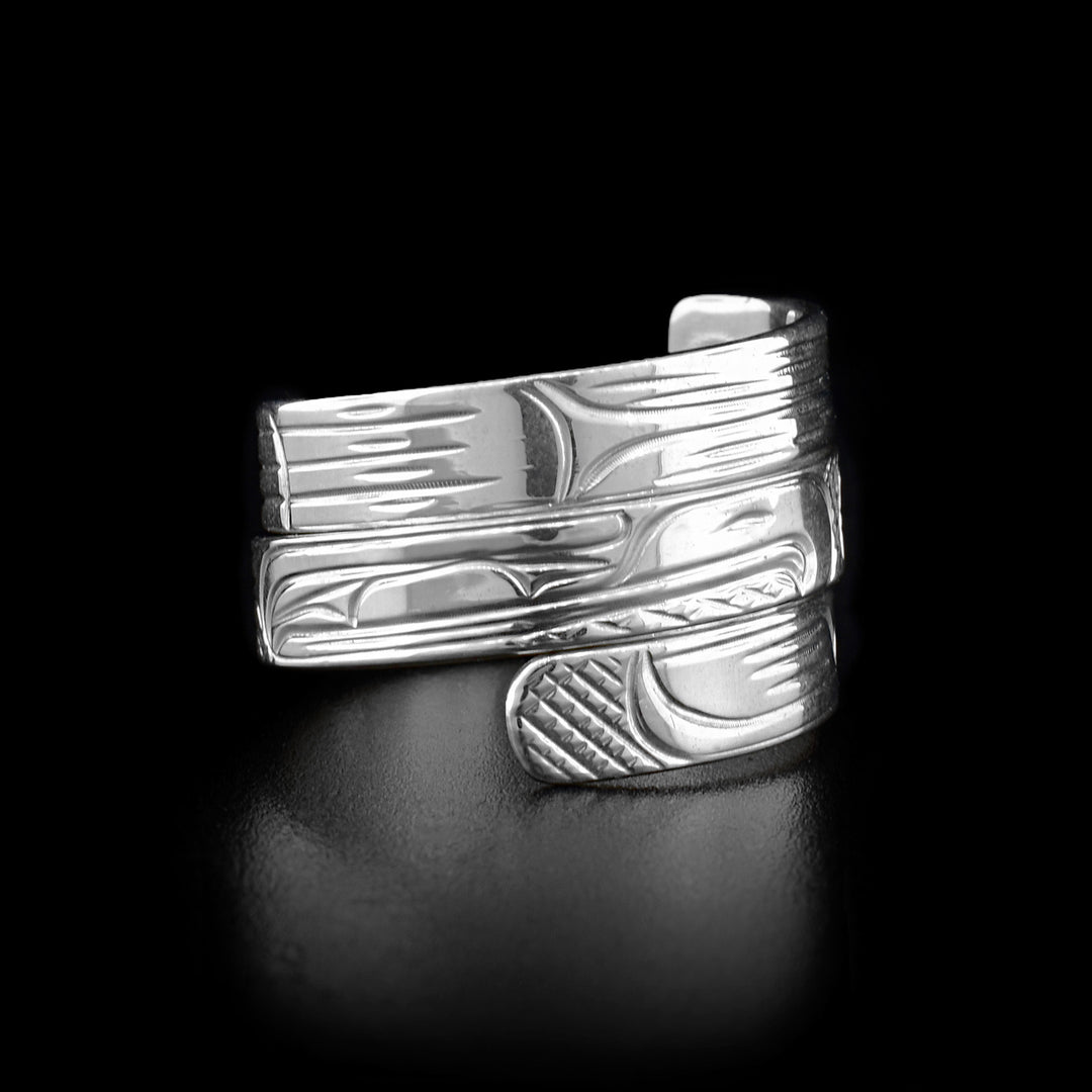 Left side photo of the wrap ring depicts the head of an eagle facing towards the center with a long, narrow beak.