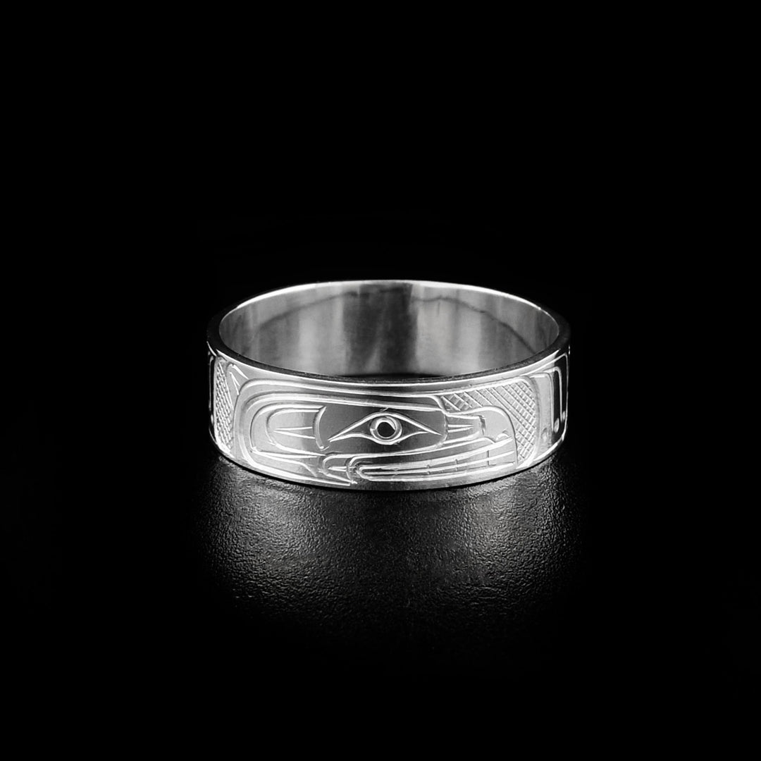 This bear ring has the profile of a bear's head facing the right in the center.