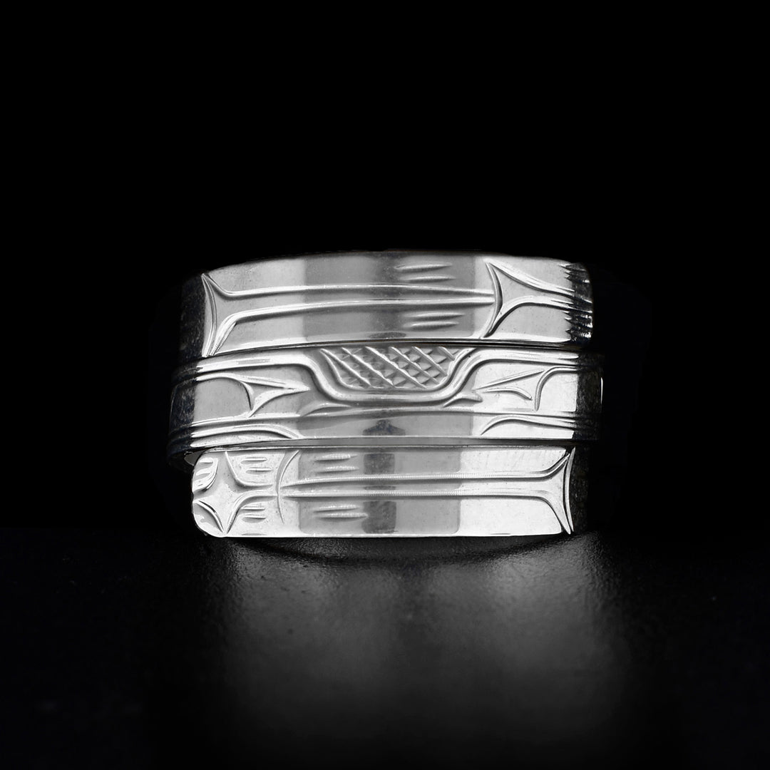 This wrap ring depicts the face of a frog looking forward with two large eyes. There are intricate designs along the rest of the ring depicting its body.