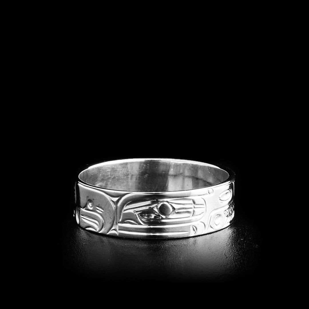 Right angle photo of the silver ring shows the head of the salmon facing towards the eagle.