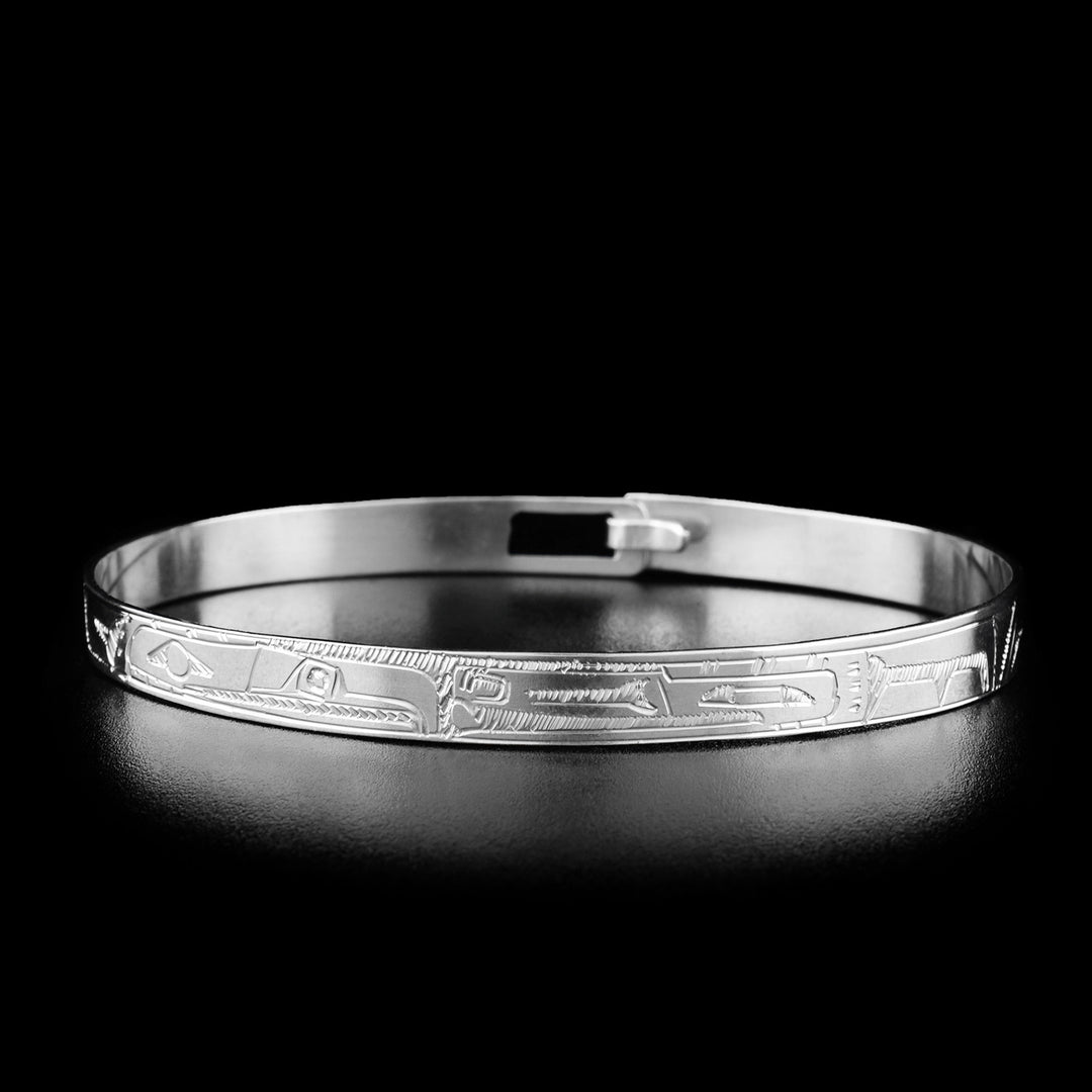 This clasp bracelet has the profiles of the head of an eagle and raven facing towards each other in the center of the bracelet.