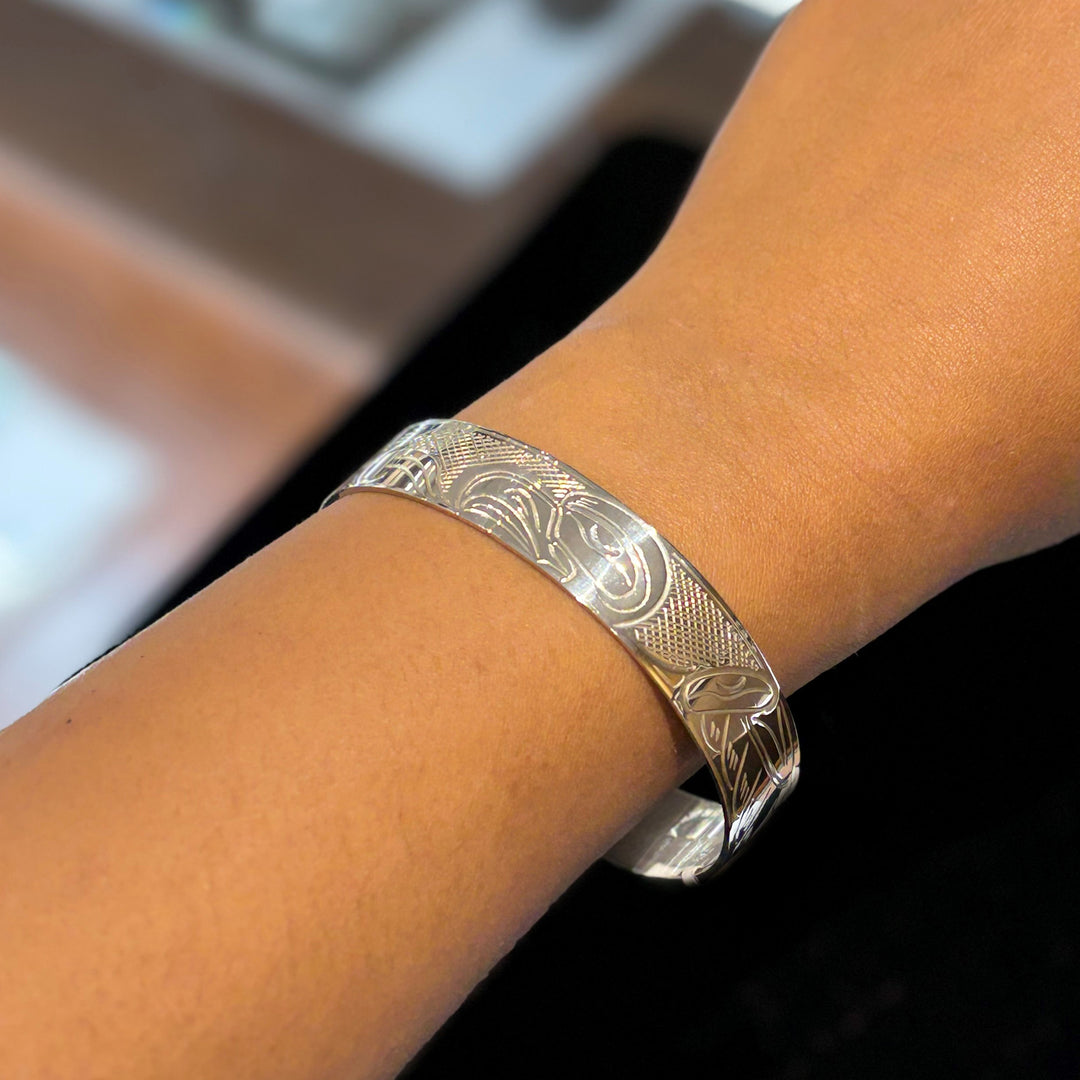 This photo depicts the bracelet on a female wrist.