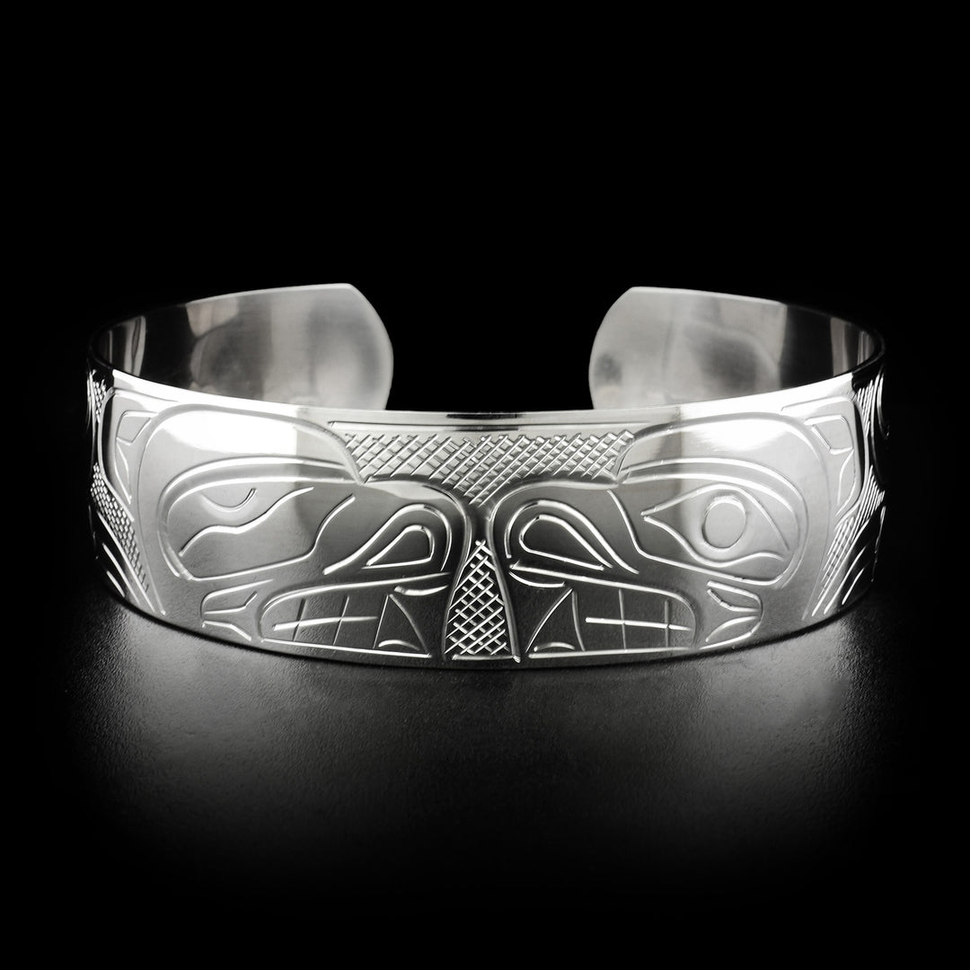 This bear bracelet depicts the heads of two bears facing each other in the centre.
