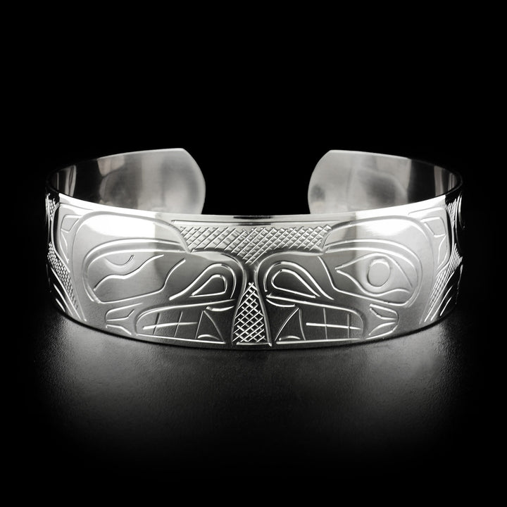 This bear bracelet depicts the heads of two bears facing each other in the centre.