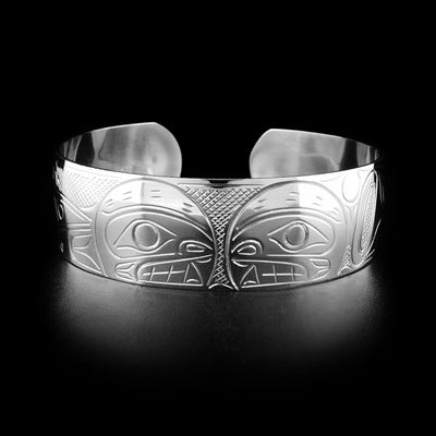This orca bracelet depicts the heads of two orcas facing each other in the center.