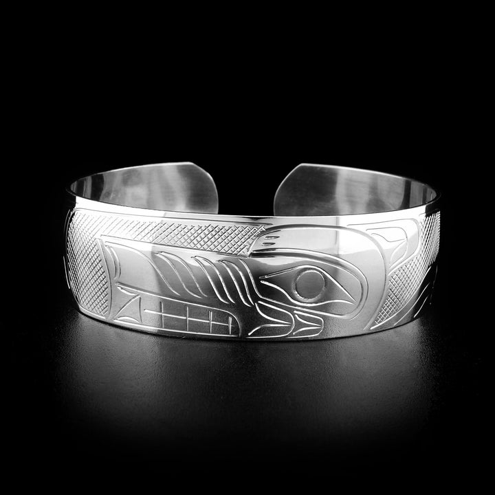This wolf bracelet has the head of a wolf facing the left in the center of the bracelet.