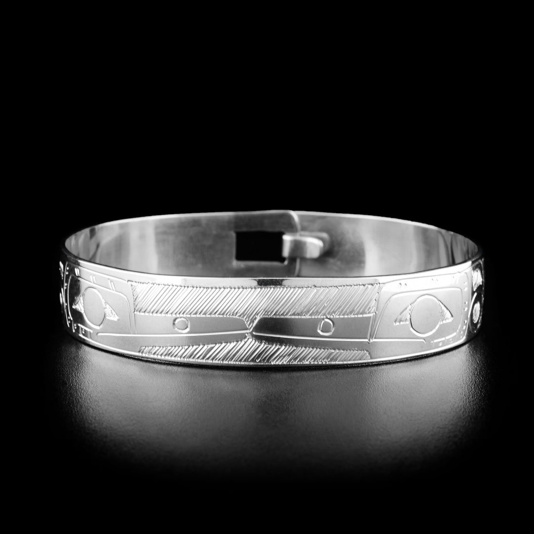 This hummingbird bracelet has the profiles of the heads of two hummingbirds facing each other in the center of the bracelet, beaks touching.