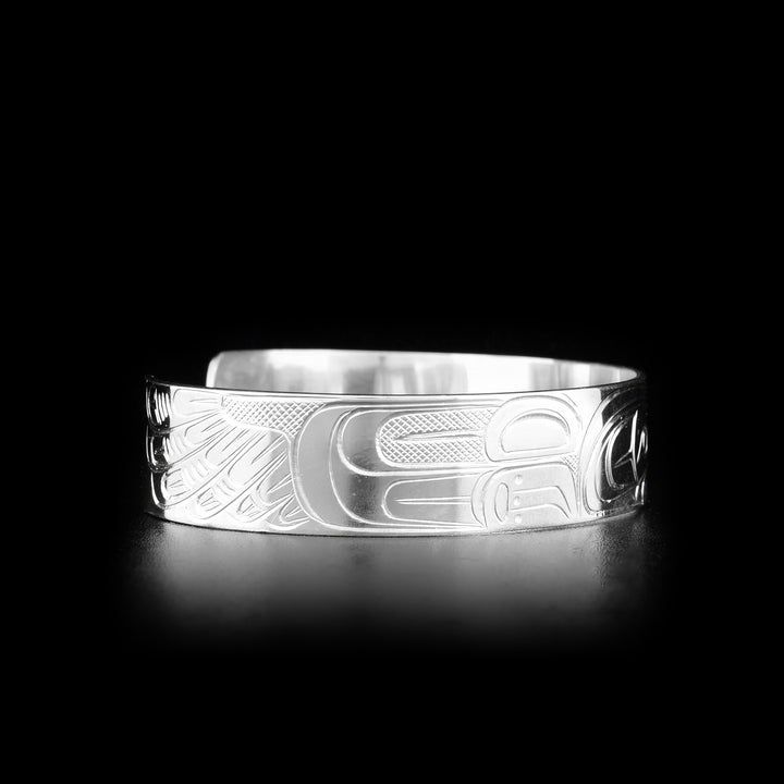 This sterling silver bangle bracelet has a single band with a gap in the back and there is a gorgeous depiction of the Eagle carved into the surface of the band.