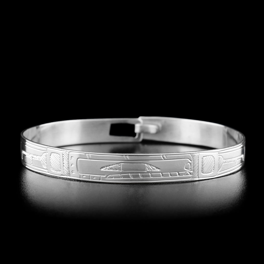 This orca bracelet has the profile of an orca's head facing the right in the center.