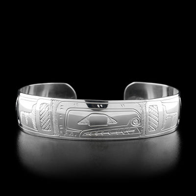 This orca bracelet has the profile of an orca's head facing the right in the center. The orca is showing its teeth.