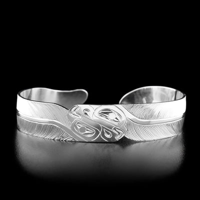 The center of this eagle bracelet has the profile of two eagle heads reflected on a diagonal line and facing the opposite way.