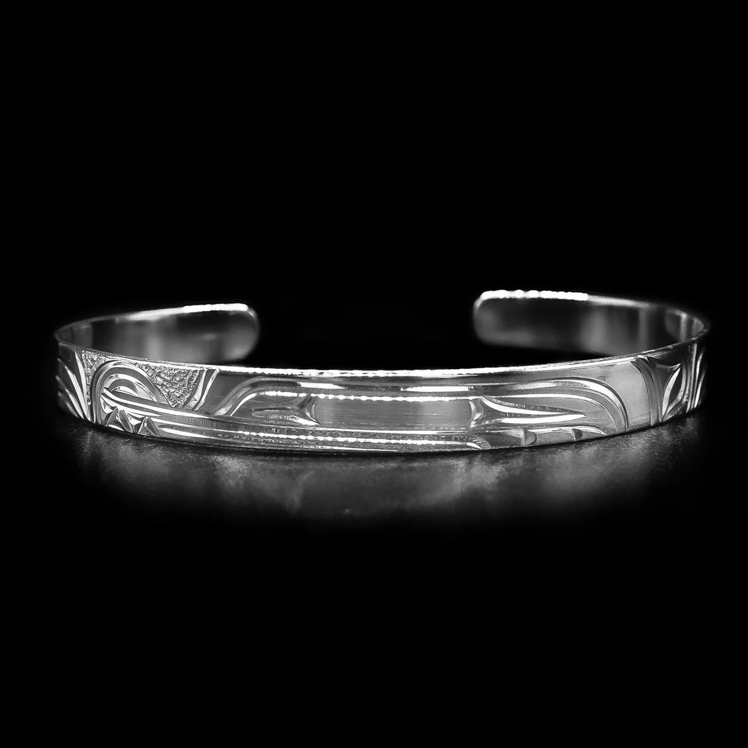 This wolf cuff bracelet depicts the head of a wolf in the center facing towards the left when worn.