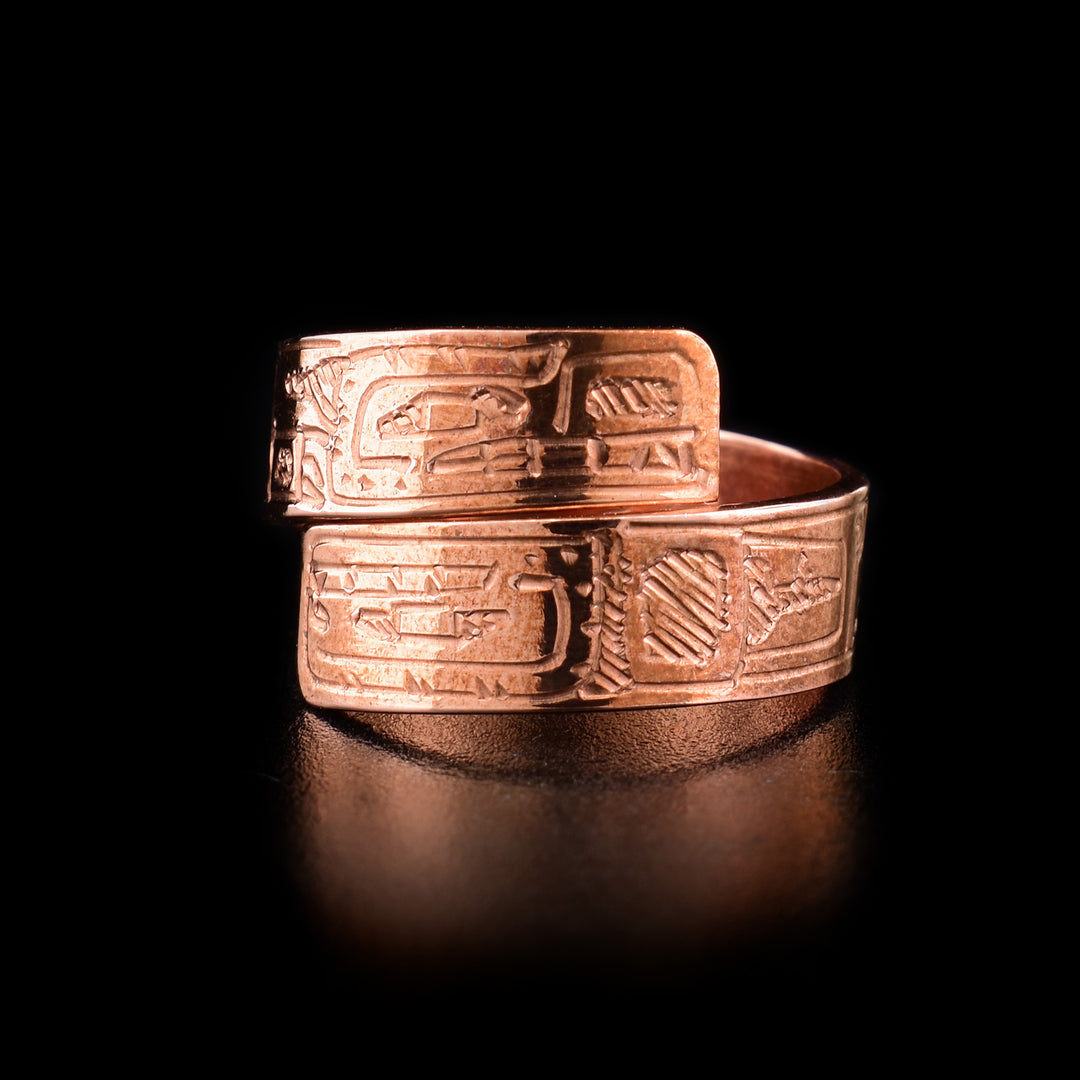 This wrap ring depicts the head of a bear on top and the head of an orca underneath.