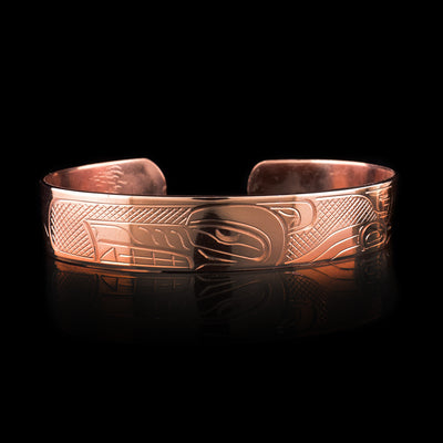 This Wolf bracelet cuff has been made from coper and has a single band with a gap in the back. There is a depiction of the Wolf that has been beautifully carved into the surface of the band.