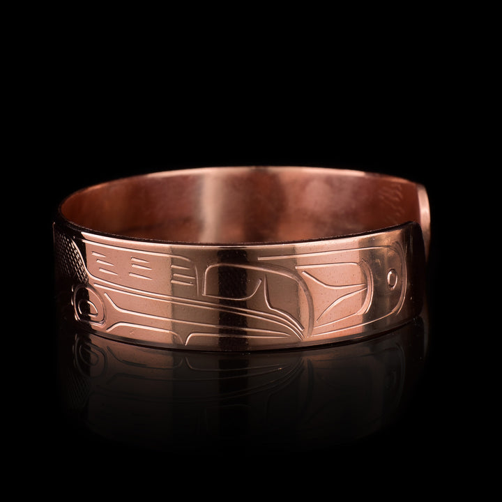 This Wolf bracelet cuff has been made from coper and has a single band with a gap in the back. There is a depiction of the Wolf that has been beautifully carved into the surface of the band.