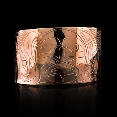 This gorgeous Moon bracelet has been made using copper and has a single, wide bracelet that tapers slightly and has a gap in the back. There is a depiction of the Moon with depictions of the Raven and The Eagle on either side of it that have been beautifully carved into the side of the band. The wings of the legends extend around the surface of the band.