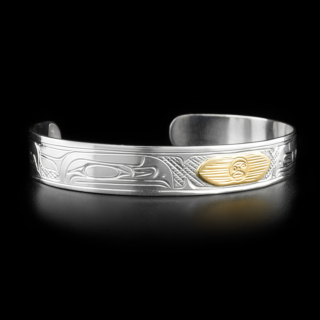 Left angle photo of the bracelet shows the head of the second raven facing towards the sun in the center.