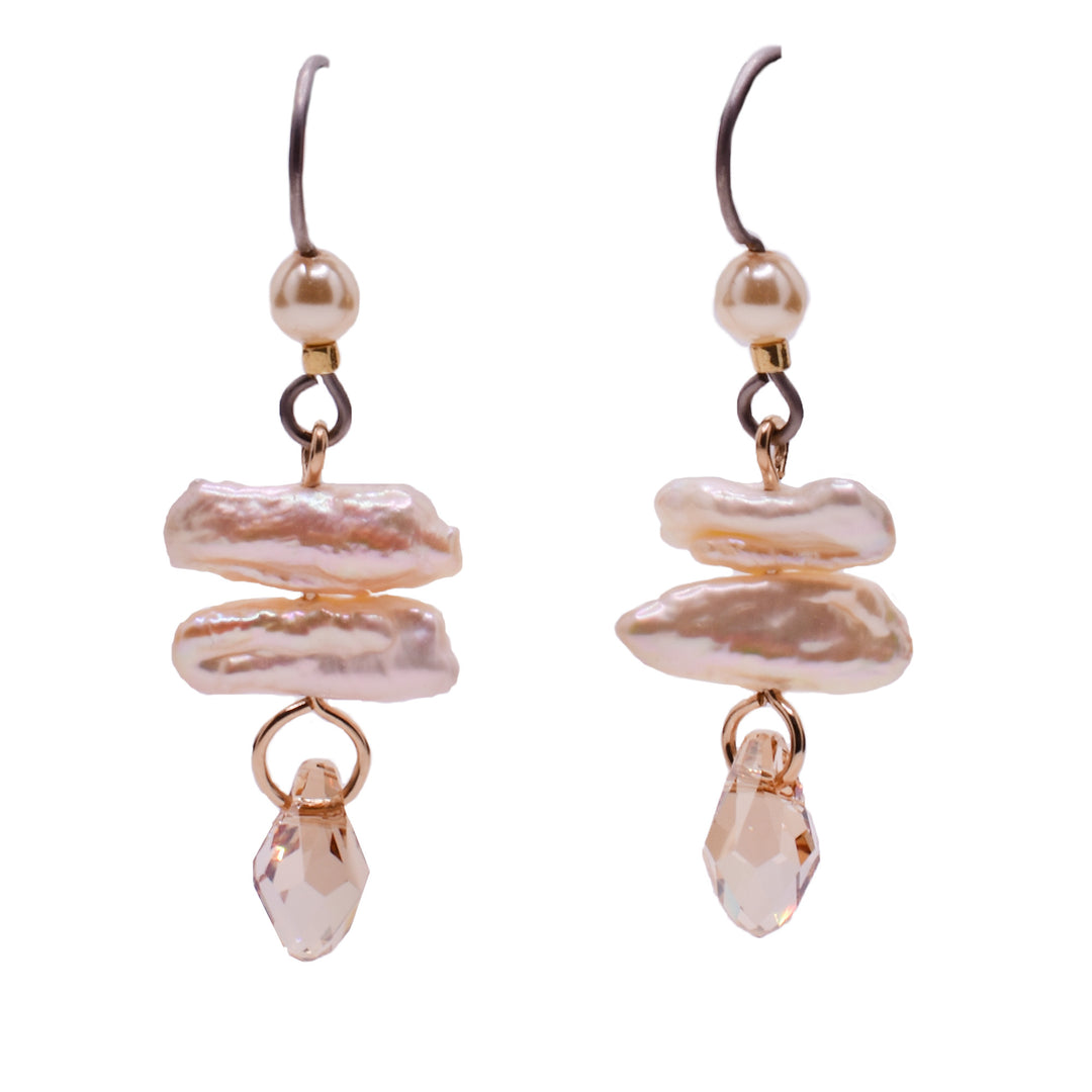 Dangle earrings made of Swarovski crystal, baroque freshwater pearls, goldfilled wire and crystal pearls. Titanium hooks. By Honica.