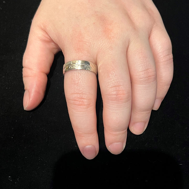 This picture shows the silver Raven ring on a hand.