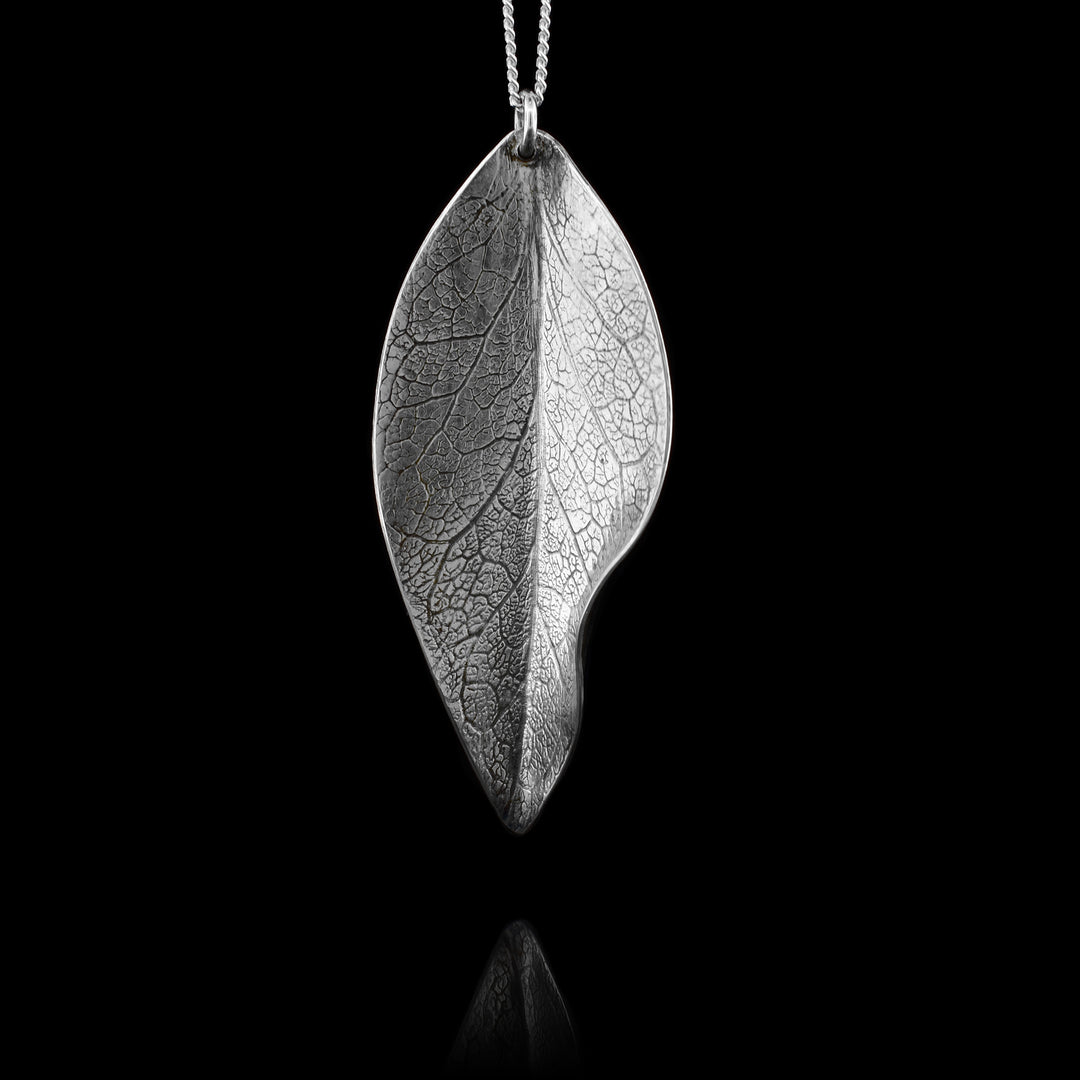 The photo shows the back of the pendant.