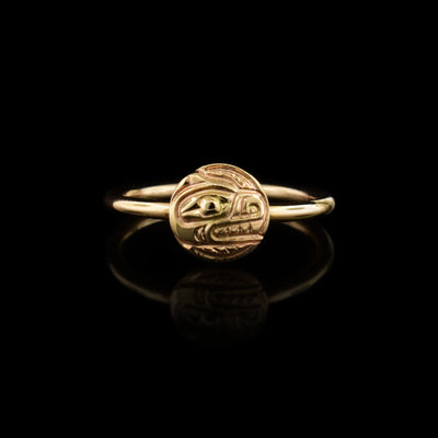 This 14K gold ring has a thin band with a circular frame in the center depicting the head of a Bear facing the right.